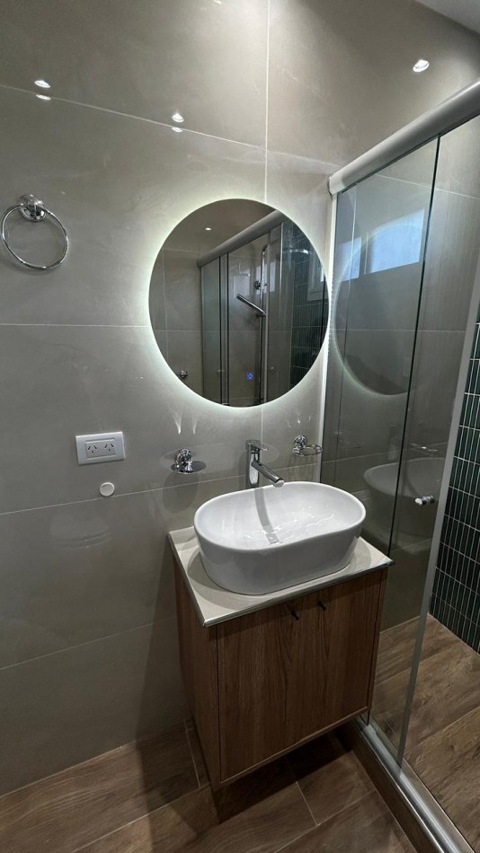 DEPARTAMENTO DE 2 AMBIENTES CON DEPENDENCIA Y VISTA PLENA AL MAR. COCHERA DOBLE