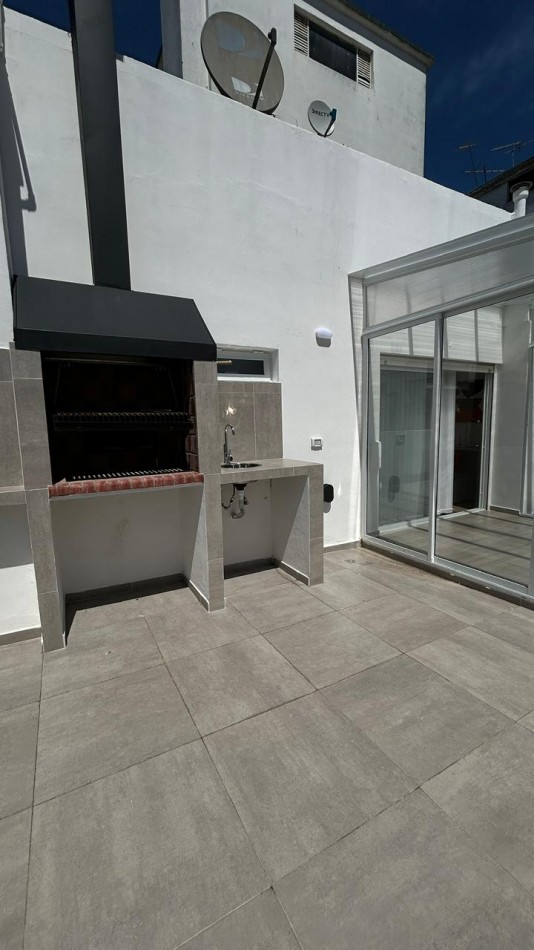 DEPARTAMENTO DE 2 AMBIENTES AL FRENTE. 2 TERRAZAS, QUINCHO Y PARRILLA. VISTA LATERAL AL MAR. ZONA GUEMES