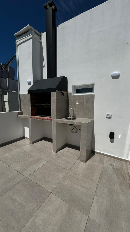 DEPARTAMENTO DE 2 AMBIENTES AL FRENTE. 2 TERRAZAS, QUINCHO Y PARRILLA. VISTA LATERAL AL MAR. ZONA GUEMES