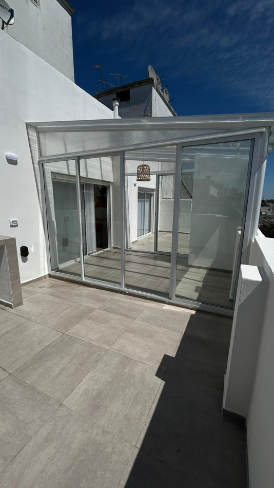 DEPARTAMENTO DE 2 AMBIENTES AL FRENTE. 2 TERRAZAS, QUINCHO Y PARRILLA. VISTA LATERAL AL MAR. ZONA GUEMES