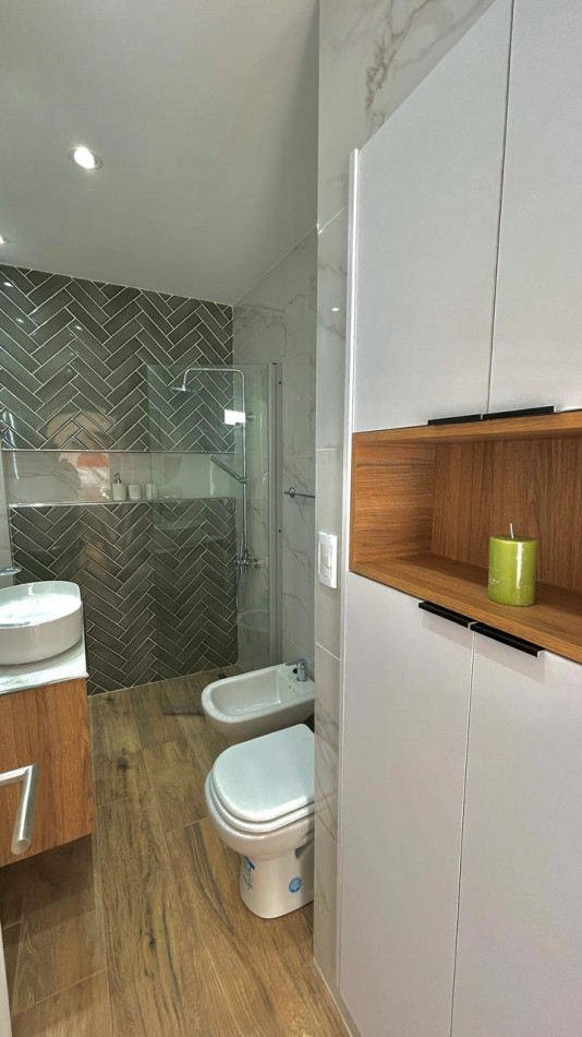 DEPARTAMENTO DE 2 AMBIENTES AL FRENTE. 2 TERRAZAS, QUINCHO Y PARRILLA. VISTA LATERAL AL MAR. ZONA GUEMES