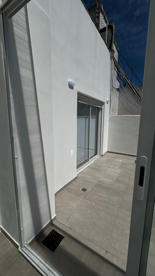 DEPARTAMENTO DE 2 AMBIENTES AL FRENTE. 2 TERRAZAS, QUINCHO Y PARRILLA. VISTA LATERAL AL MAR. ZONA GUEMES