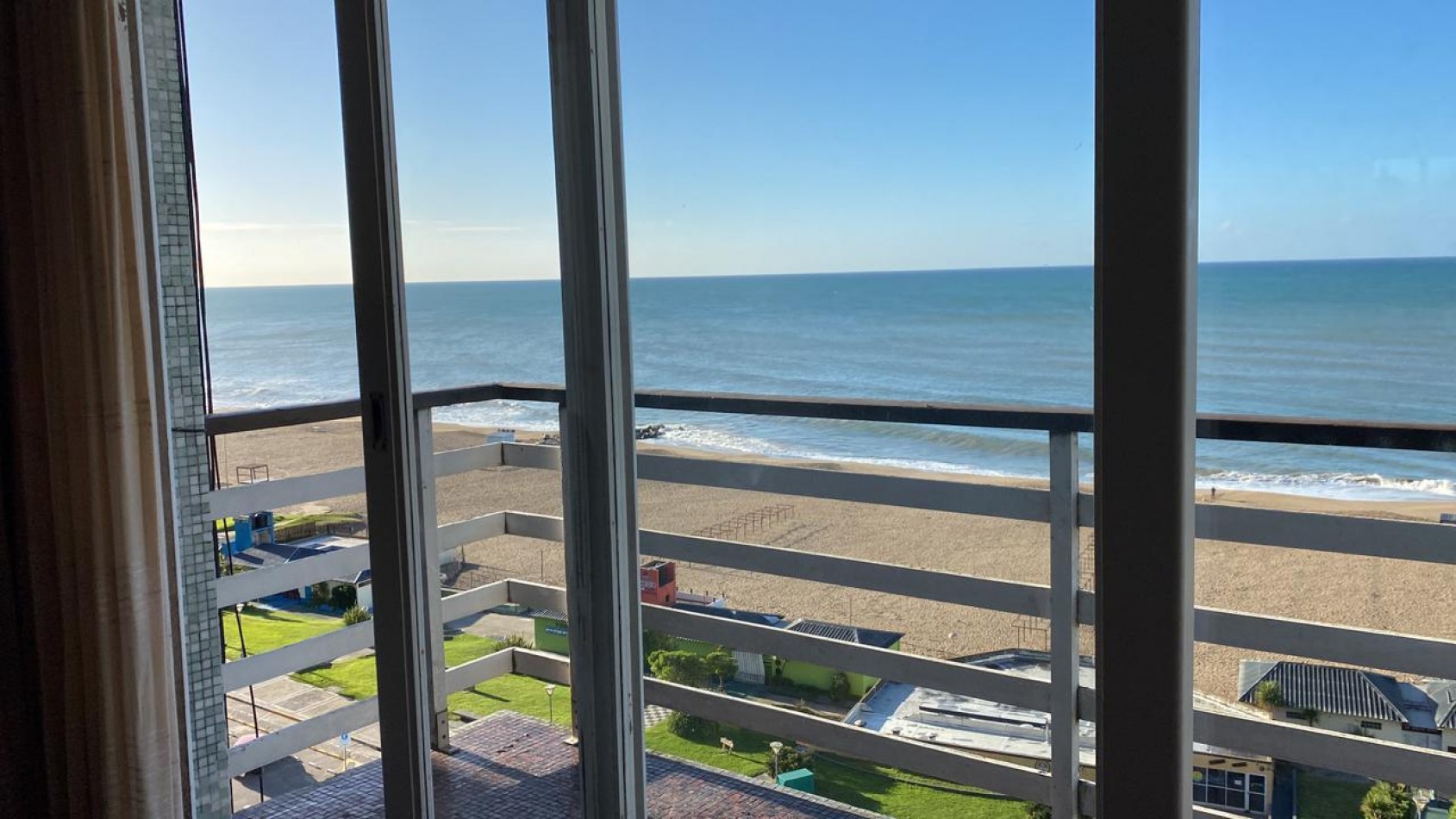 DEPARTAMENTO DE 4 AMBIENTES Y 3 BAÑOS. VISTA PLENA AL MAR. MIRAMAR. PERMUTA POR PROPIEDAD EN MAR DEL PLATA