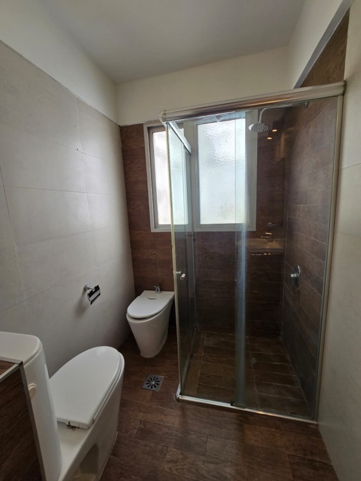 DEPARTAMENTO DE 2 AMBIENTES AMPLIOS. RECICLADO. AMOBLADO. CENTRICO