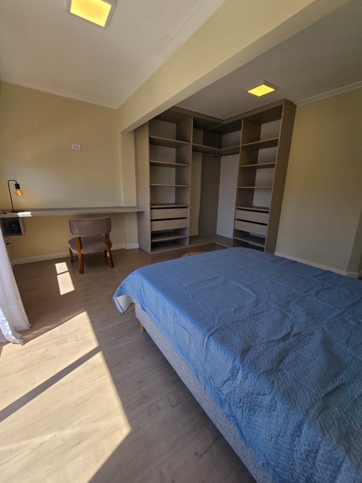 DEPARTAMENTO DE 2 AMBIENTES AMPLIOS. RECICLADO. AMOBLADO. CENTRICO