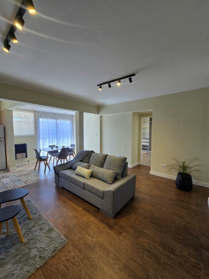 DEPARTAMENTO DE 2 AMBIENTES AMPLIOS. RECICLADO. AMOBLADO. CENTRICO