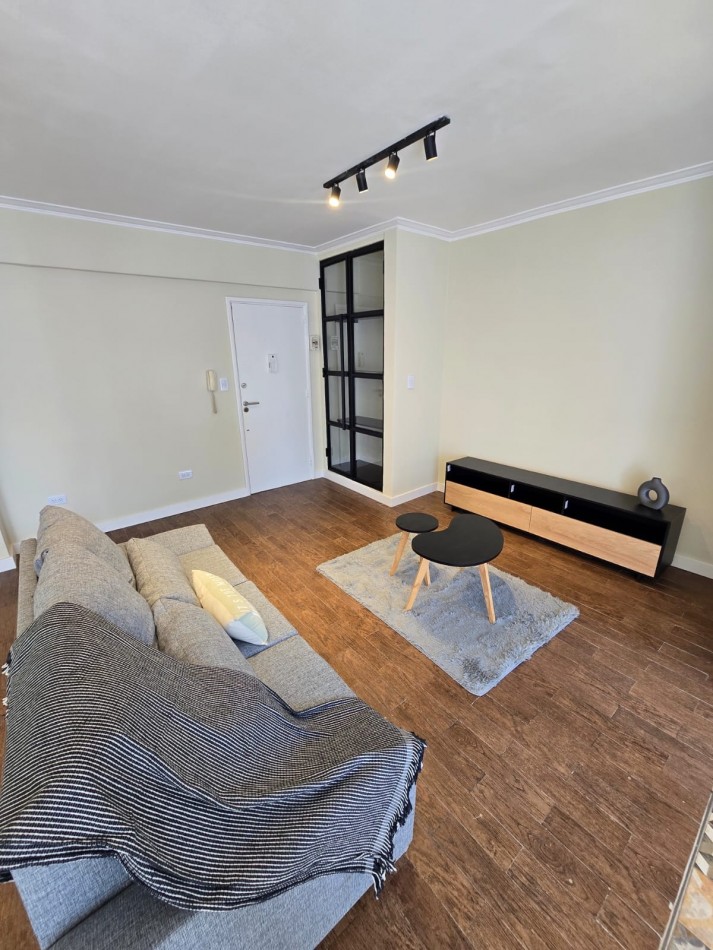 DEPARTAMENTO DE 2 AMBIENTES AMPLIOS. RECICLADO. AMOBLADO. CENTRICO