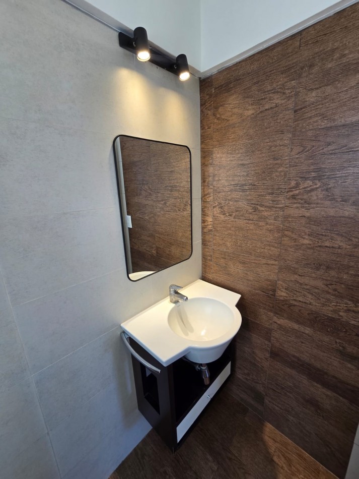 DEPARTAMENTO DE 2 AMBIENTES AMPLIOS. RECICLADO. AMOBLADO. CENTRICO