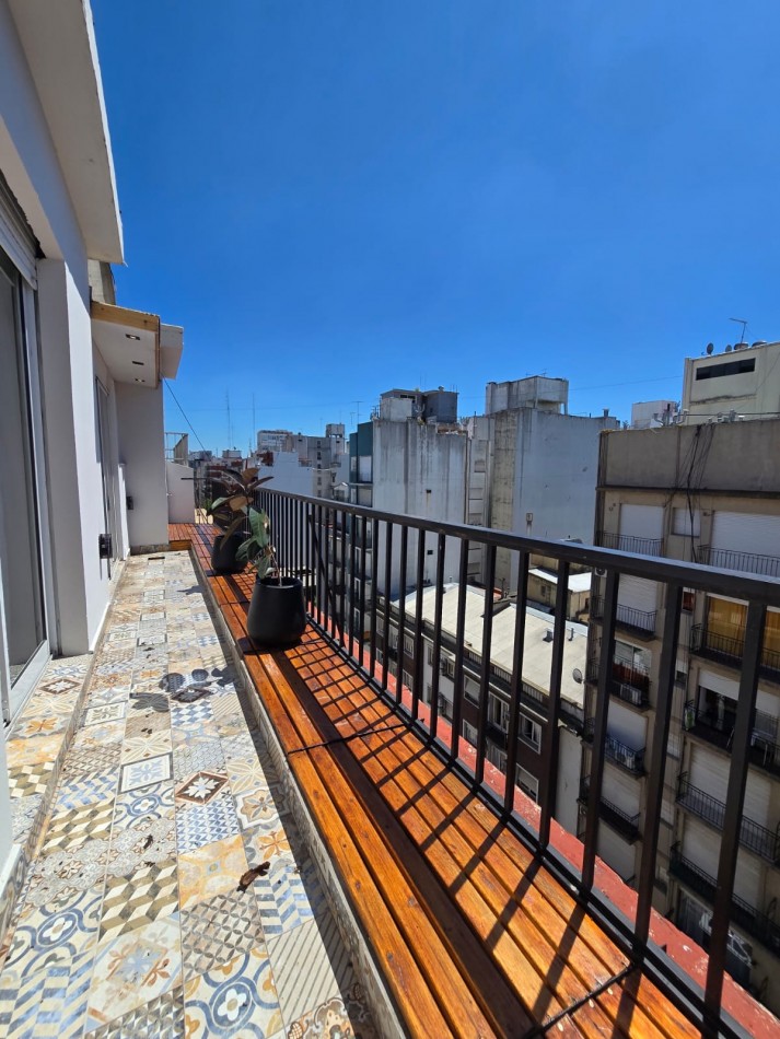 DEPARTAMENTO DE 2 AMBIENTES AMPLIOS. RECICLADO. AMOBLADO. CENTRICO