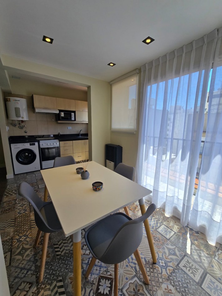 DEPARTAMENTO DE 2 AMBIENTES AMPLIOS. RECICLADO. AMOBLADO. CENTRICO