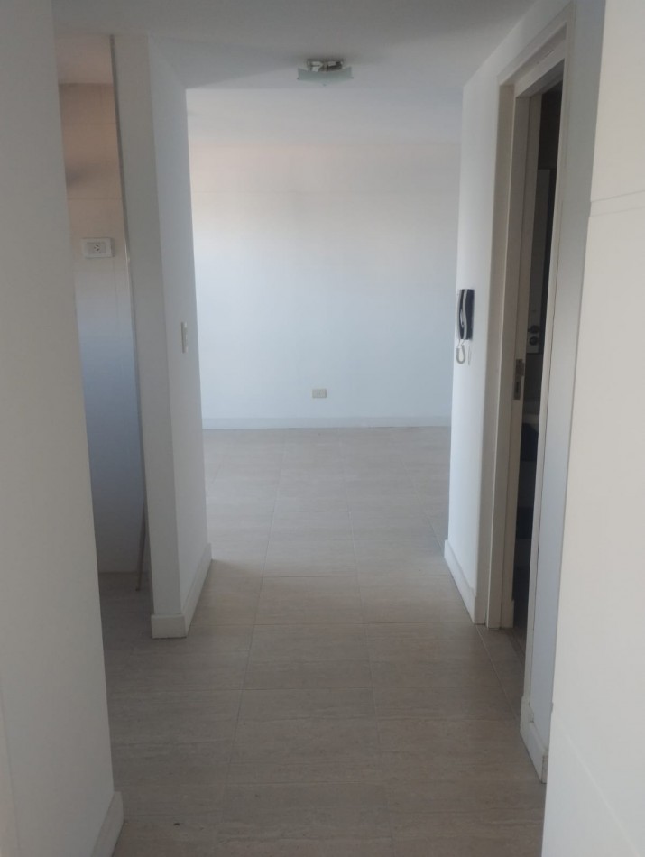 DEPARTAMENTO DE 2 AMBIENTES A LA CALLE CON BALCON SALIENTE. IMPECABLE ESTADO. MUY LUMINOSO. APTO CREDITO.