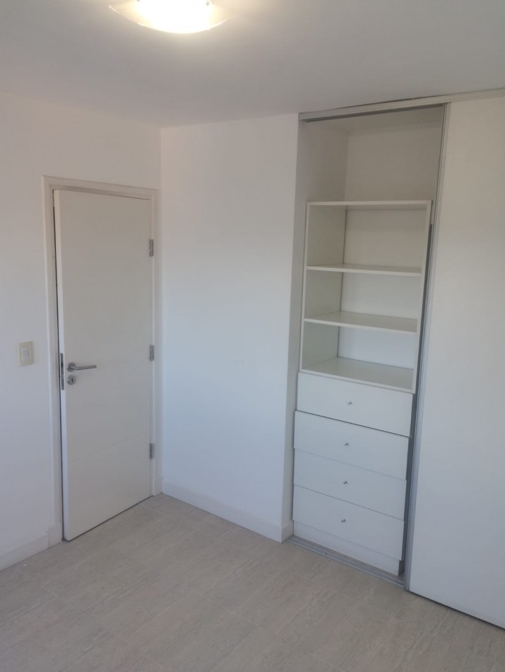 DEPARTAMENTO DE 2 AMBIENTES A LA CALLE CON BALCON SALIENTE. IMPECABLE ESTADO. MUY LUMINOSO. APTO CREDITO.