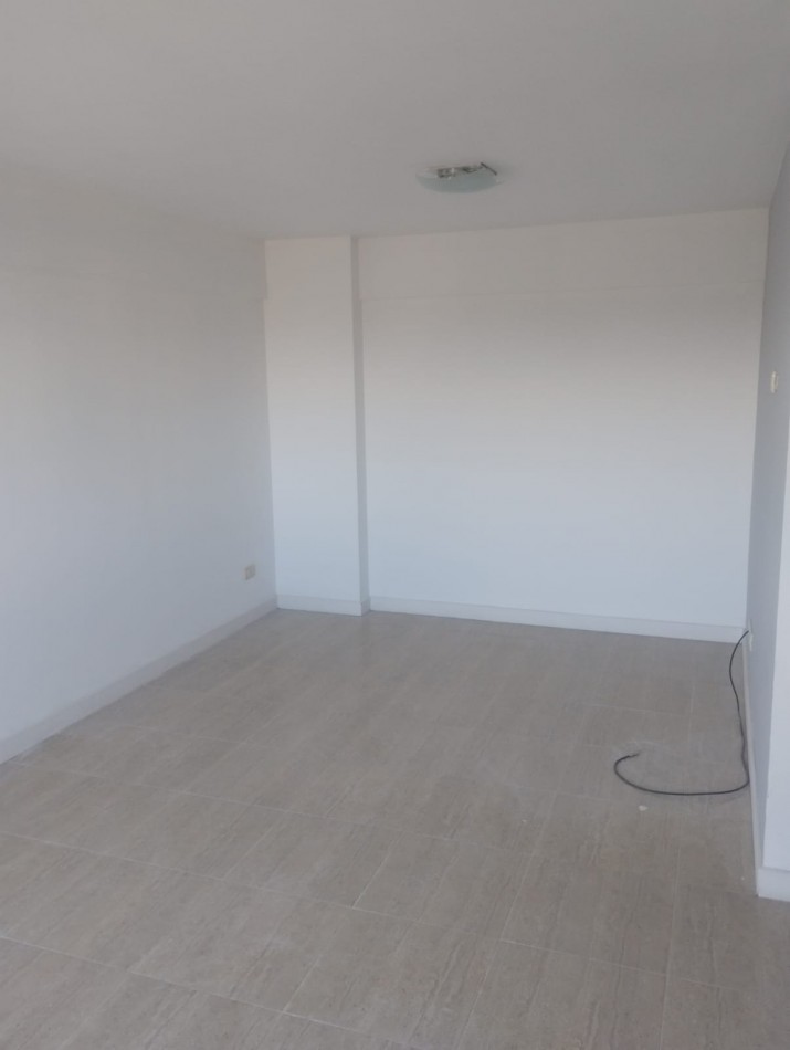 DEPARTAMENTO DE 2 AMBIENTES A LA CALLE CON BALCON SALIENTE. IMPECABLE ESTADO. MUY LUMINOSO. APTO CREDITO.