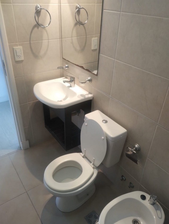 DEPARTAMENTO DE 2 AMBIENTES A LA CALLE CON BALCON SALIENTE. IMPECABLE ESTADO. MUY LUMINOSO. APTO CREDITO.