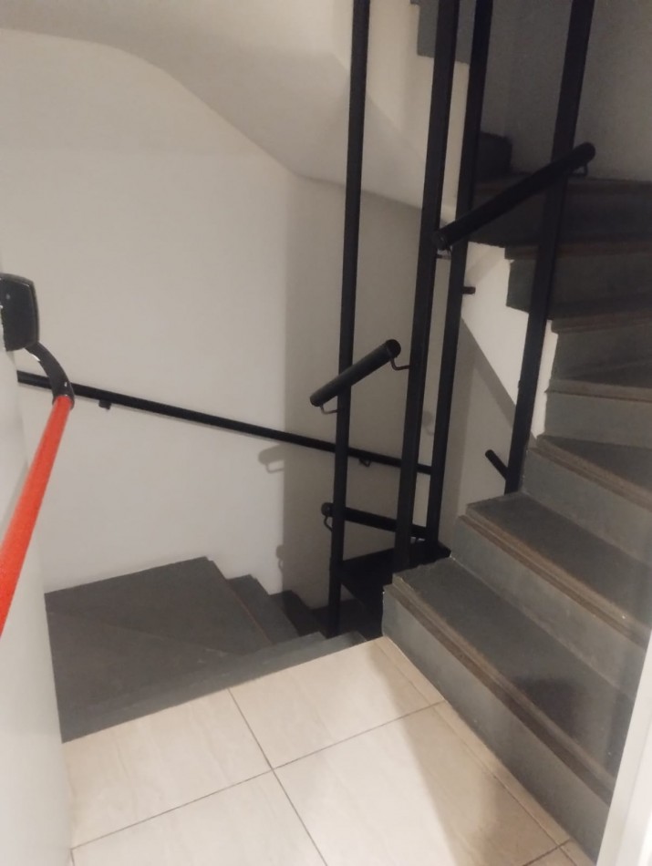 DEPARTAMENTO DE 2 AMBIENTES A LA CALLE CON BALCON SALIENTE. IMPECABLE ESTADO. MUY LUMINOSO. APTO CREDITO.