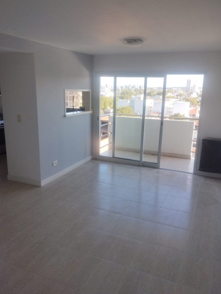DEPARTAMENTO DE 2 AMBIENTES A LA CALLE CON BALCON SALIENTE. IMPECABLE ESTADO. MUY LUMINOSO. APTO CREDITO.