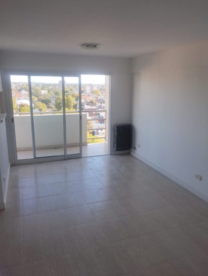 DEPARTAMENTO DE 2 AMBIENTES A LA CALLE CON BALCON SALIENTE. IMPECABLE ESTADO. MUY LUMINOSO. APTO CREDITO.