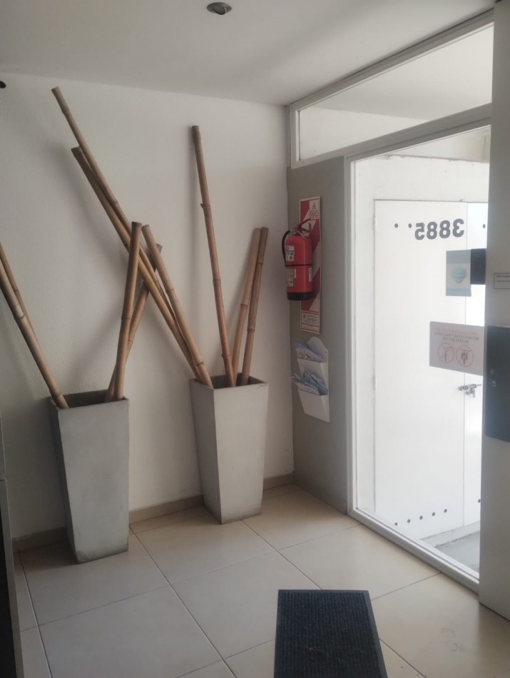 DEPARTAMENTO DE 2 AMBIENTES A LA CALLE CON BALCON SALIENTE. IMPECABLE ESTADO. MUY LUMINOSO. APTO CREDITO.