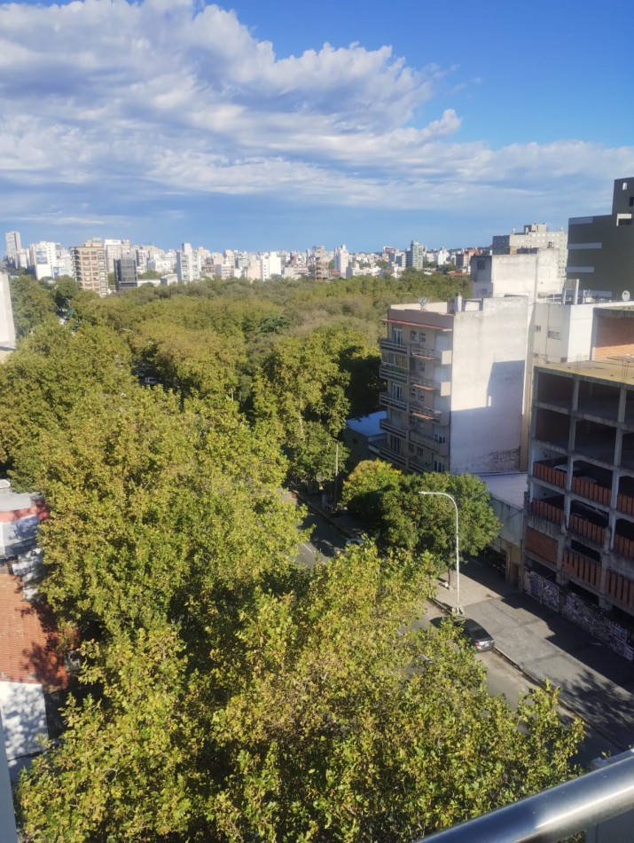 DEPARTAMENTO DE 2 AMBIENTES A LA CALLE CON BALCON SALIENTE. IMPECABLE ESTADO. MUY LUMINOSO. APTO CREDITO.