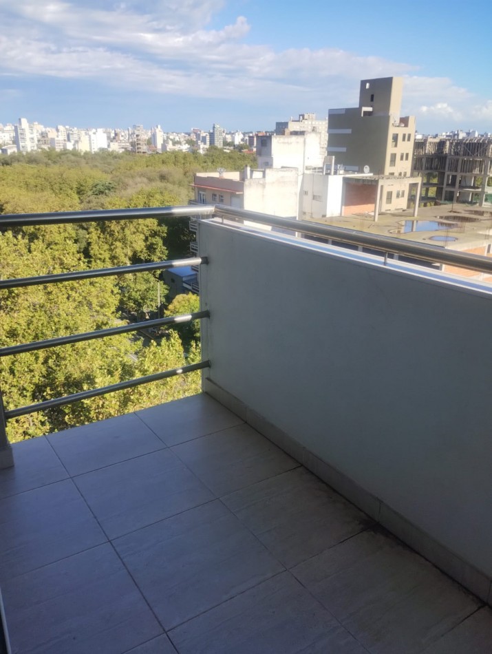 DEPARTAMENTO DE 2 AMBIENTES A LA CALLE CON BALCON SALIENTE. IMPECABLE ESTADO. MUY LUMINOSO. APTO CREDITO.