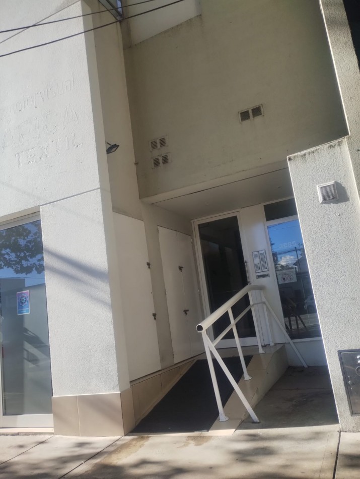 DEPARTAMENTO DE 2 AMBIENTES A LA CALLE CON BALCON SALIENTE. IMPECABLE ESTADO. MUY LUMINOSO. APTO CREDITO.