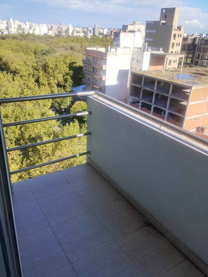 DEPARTAMENTO DE 2 AMBIENTES A LA CALLE CON BALCON SALIENTE. IMPECABLE ESTADO. MUY LUMINOSO. APTO CREDITO.
