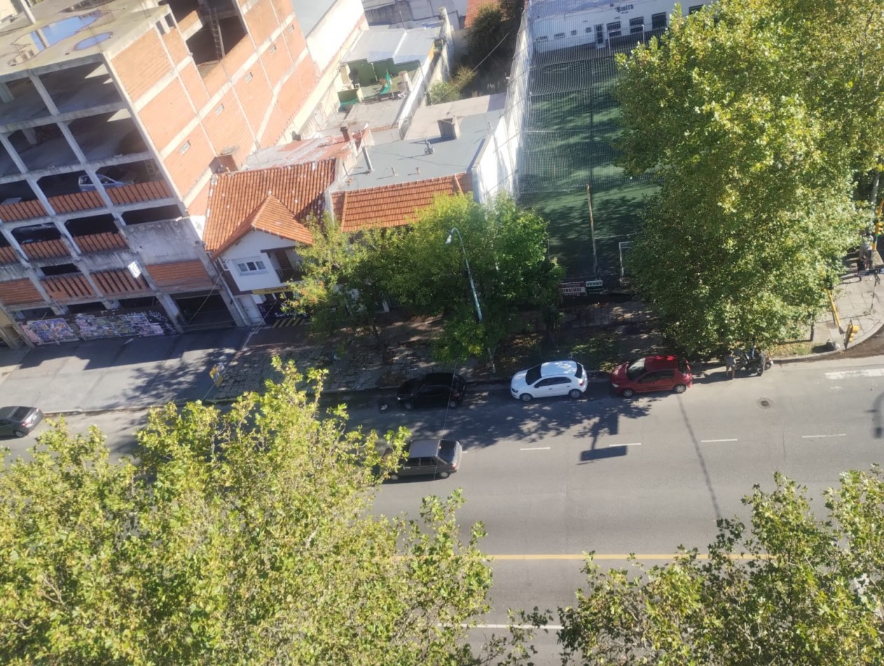 DEPARTAMENTO DE 2 AMBIENTES A LA CALLE CON BALCON SALIENTE. IMPECABLE ESTADO. MUY LUMINOSO. APTO CREDITO.