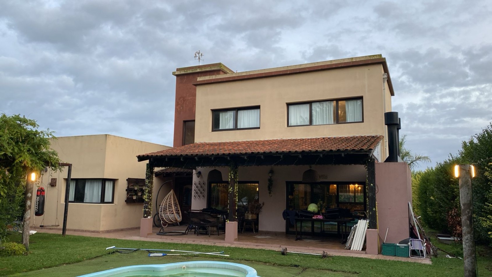 IMPECABLE  PROPIEDAD DE 4 AMBIENTES CON PISCINA. ARENAS DEL SUR.