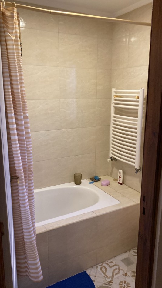 IMPECABLE  PROPIEDAD DE 4 AMBIENTES CON PISCINA. ARENAS DEL SUR.