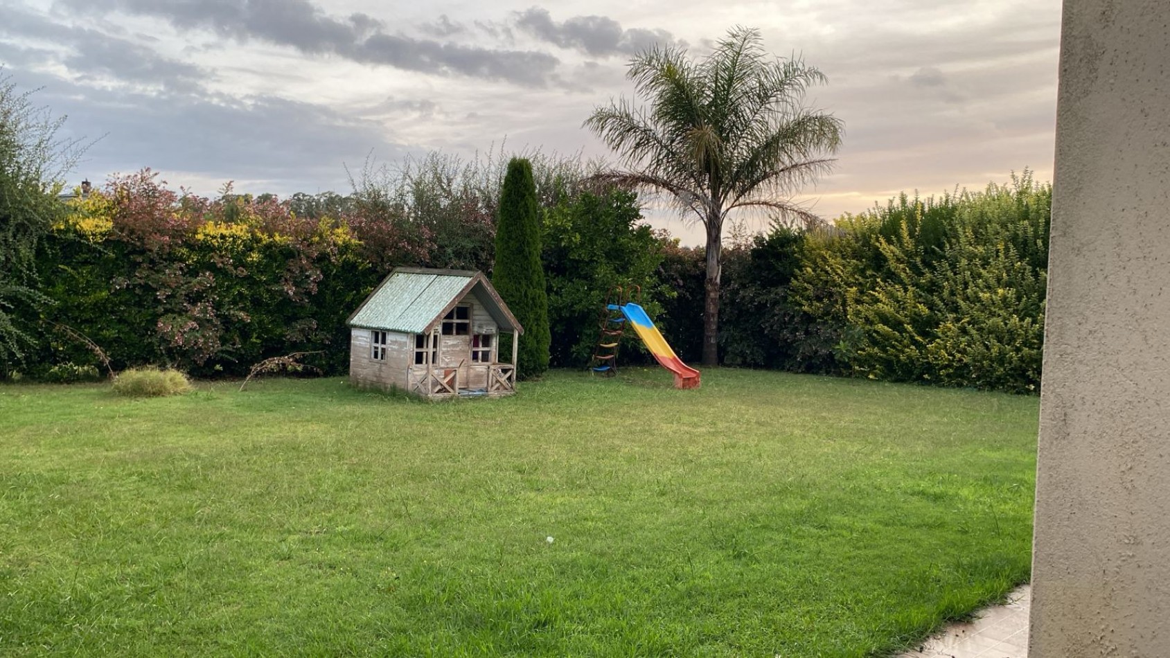 IMPECABLE  PROPIEDAD DE 4 AMBIENTES CON PISCINA. ARENAS DEL SUR.