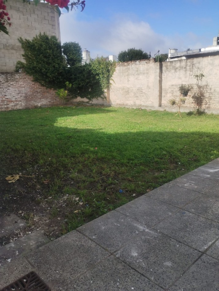 PH DE 2 AMBIENTES CON AMPLIO PARQUE. CHACO Y LIBERTAD. IMPECABLE ESTADO