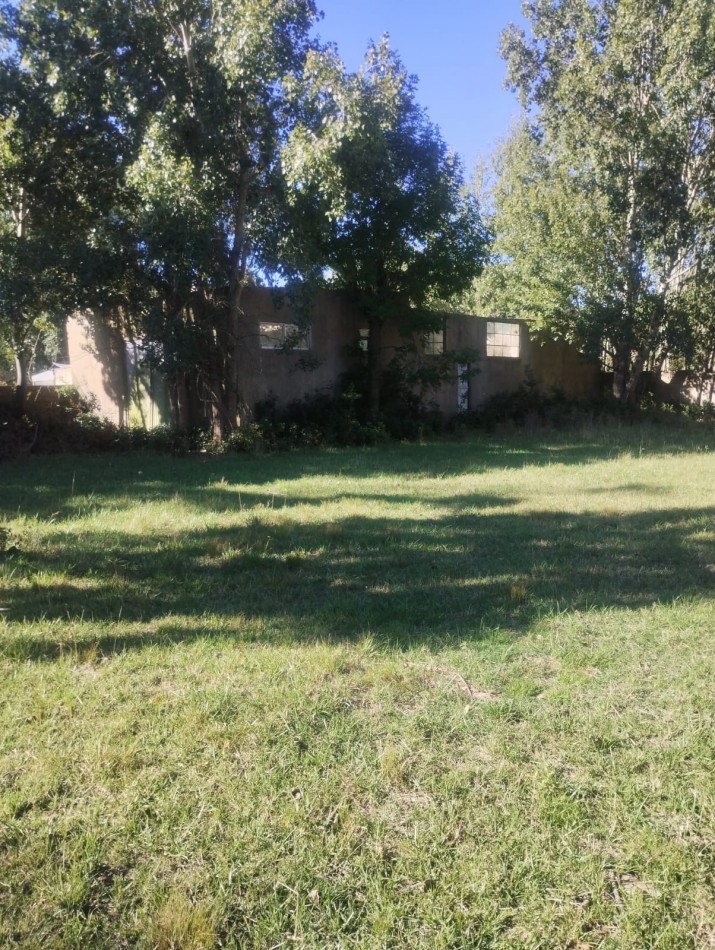 CASAQUINTA DE 4 AMBIENTES CON GALPONES A RECICLAR. BARRIO EL CASAL. OPORTUNIDAD