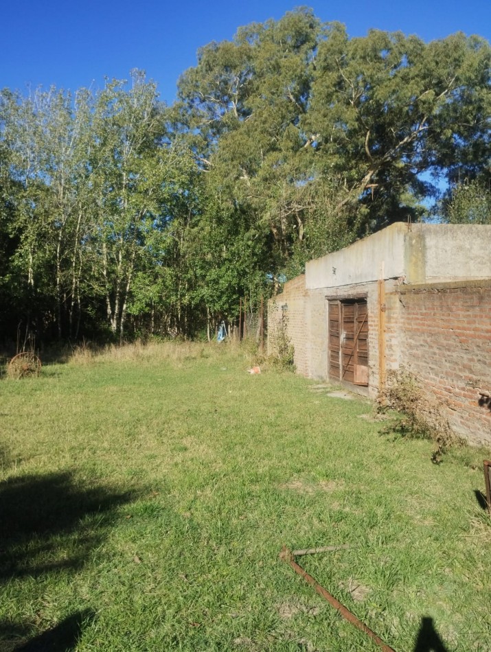 CASAQUINTA DE 4 AMBIENTES CON GALPONES A RECICLAR. BARRIO EL CASAL. OPORTUNIDAD