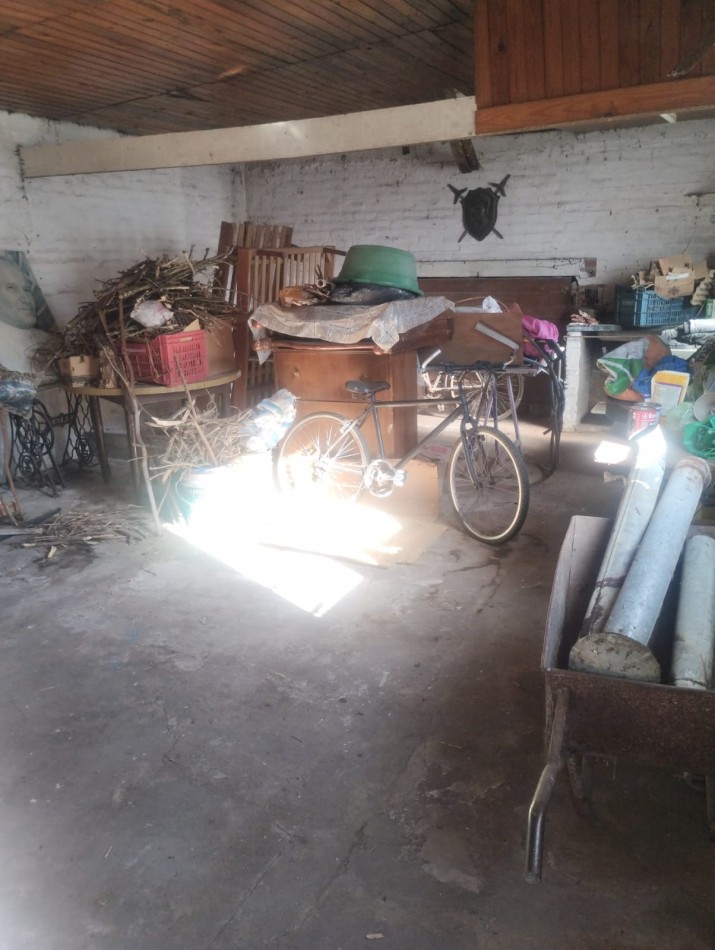 CASAQUINTA DE 4 AMBIENTES CON GALPONES A RECICLAR. BARRIO EL CASAL. OPORTUNIDAD