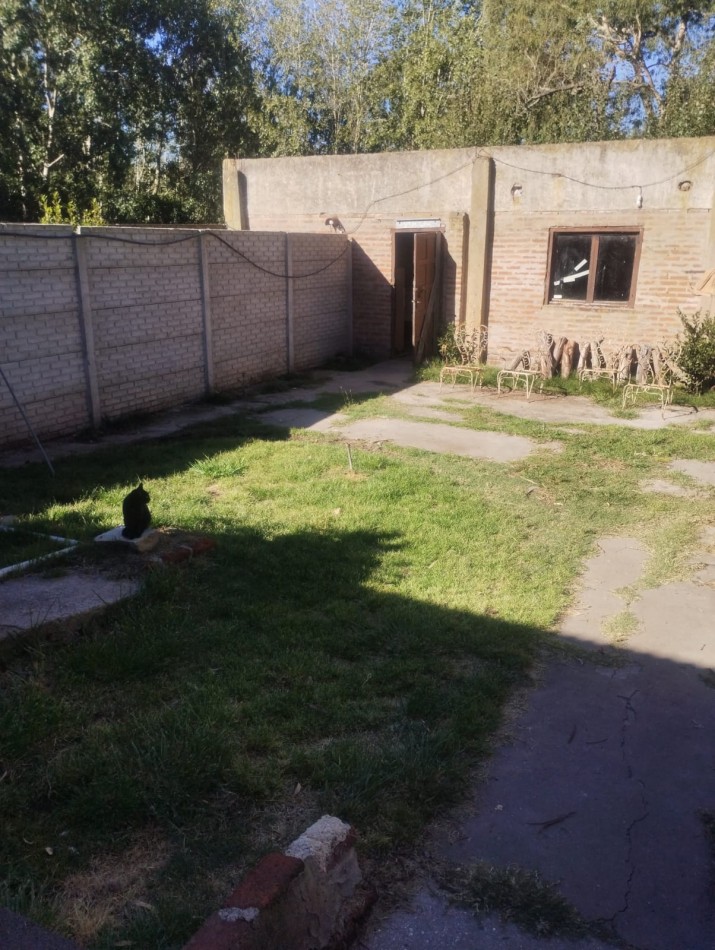 CASAQUINTA DE 4 AMBIENTES CON GALPONES A RECICLAR. BARRIO EL CASAL. OPORTUNIDAD