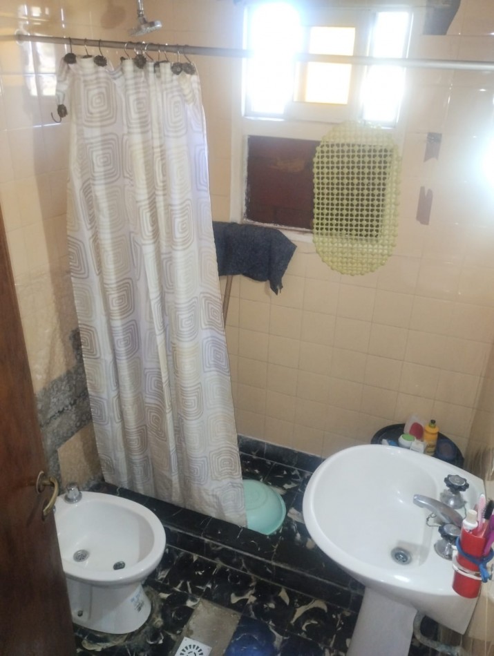 CASAQUINTA DE 4 AMBIENTES CON GALPONES A RECICLAR. BARRIO EL CASAL. OPORTUNIDAD