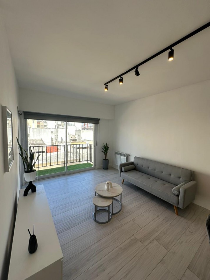 DEPARTAMENTO DE 4 AMBIENTES SOBRE PEATONAL SAN MARTIN. IDEAL OFICINAS O VIVIENDA. RECICLADO A NUEVO