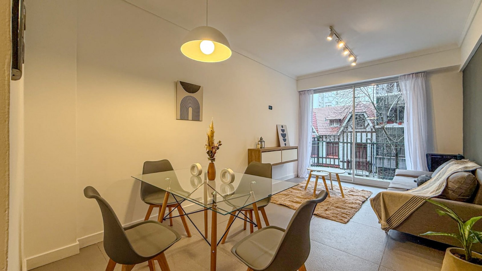 DEPARTAMENTO DE 2 AMBIENTES CON DEPENDENCIA. A LA CALLE CON BALCON.