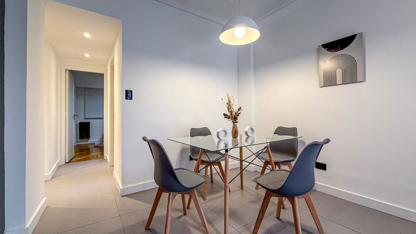 DEPARTAMENTO DE 2 AMBIENTES CON DEPENDENCIA. A LA CALLE CON BALCON.