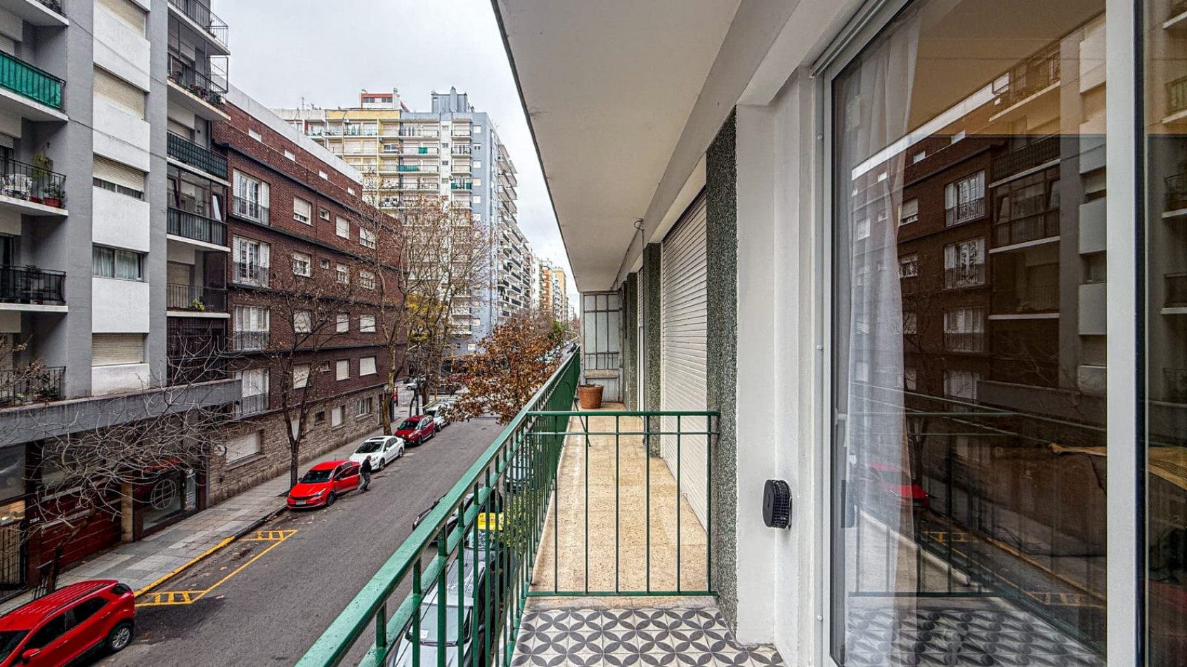 DEPARTAMENTO DE 2 AMBIENTES CON DEPENDENCIA. A LA CALLE CON BALCON.