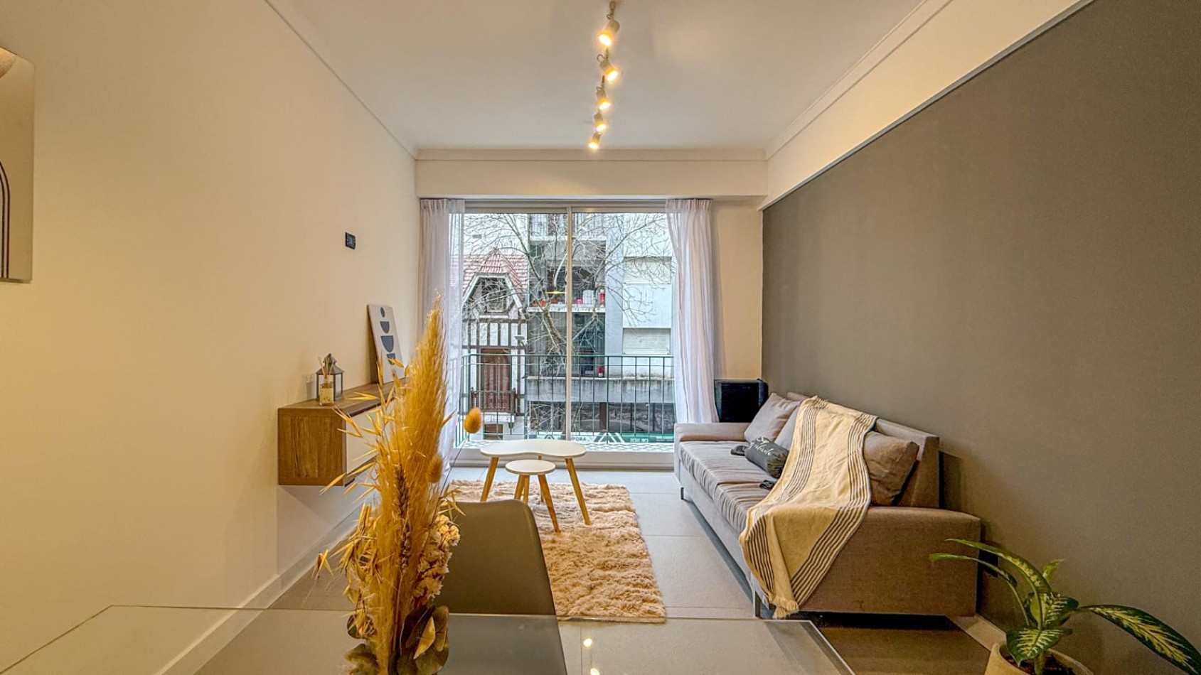 DEPARTAMENTO DE 2 AMBIENTES CON DEPENDENCIA. A LA CALLE CON BALCON.