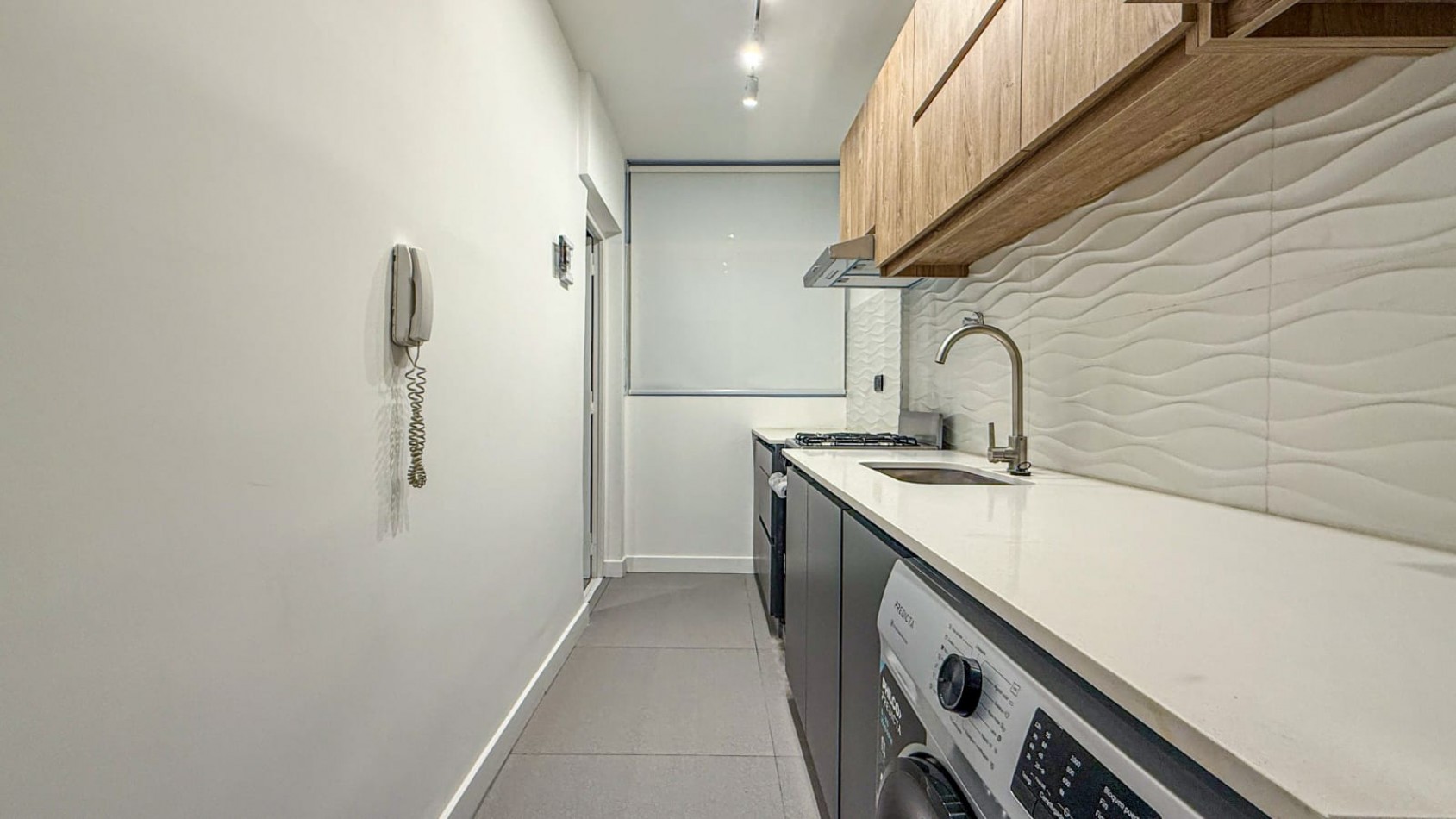 DEPARTAMENTO DE 2 AMBIENTES CON DEPENDENCIA. A LA CALLE CON BALCON.