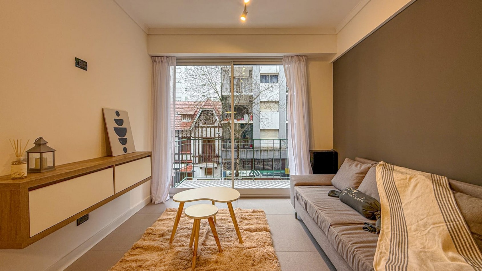 DEPARTAMENTO DE 2 AMBIENTES CON DEPENDENCIA. A LA CALLE CON BALCON.