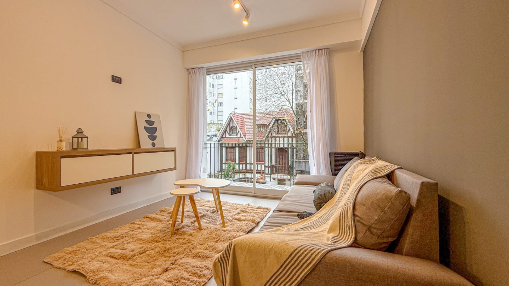 DEPARTAMENTO DE 2 AMBIENTES CON DEPENDENCIA. A LA CALLE CON BALCON.