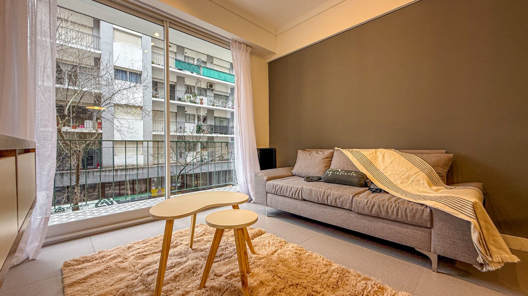 DEPARTAMENTO DE 2 AMBIENTES CON DEPENDENCIA. A LA CALLE CON BALCON.