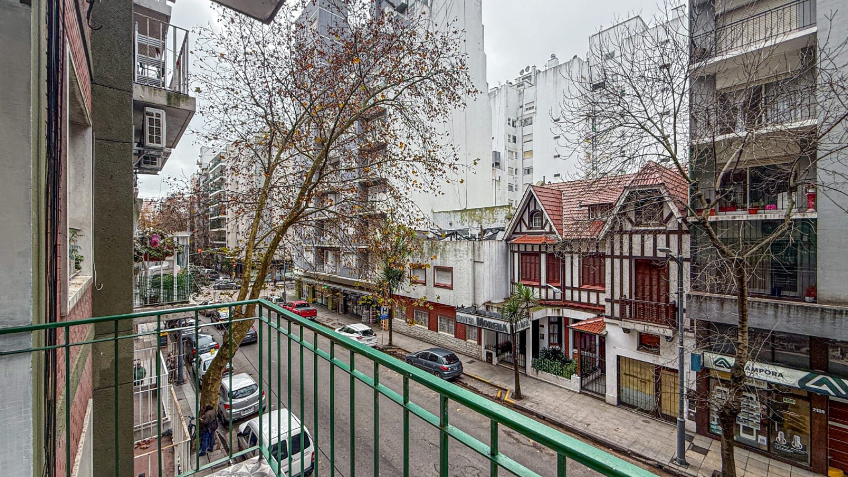 DEPARTAMENTO DE 2 AMBIENTES CON DEPENDENCIA. A LA CALLE CON BALCON.