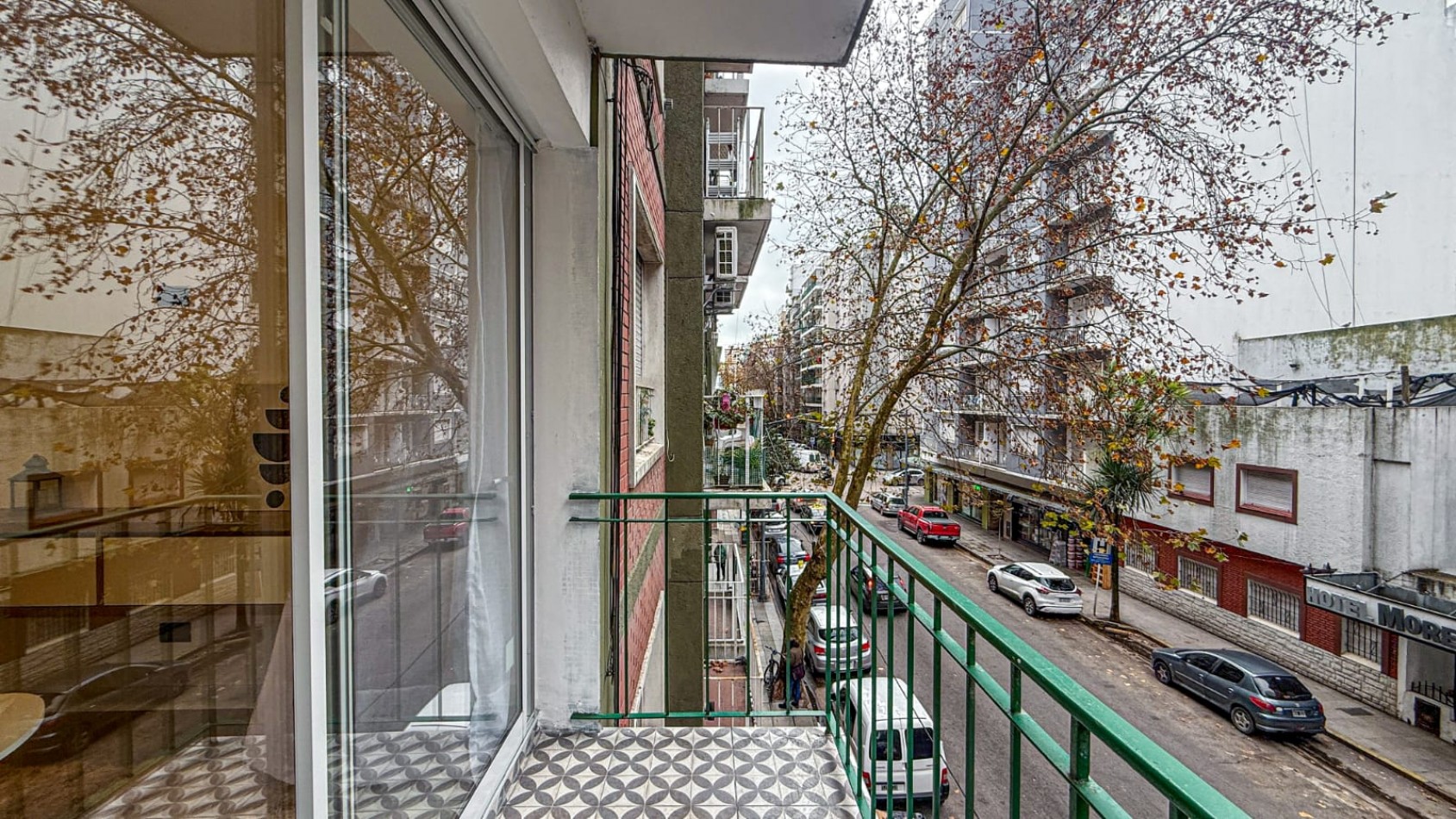 DEPARTAMENTO DE 2 AMBIENTES CON DEPENDENCIA. A LA CALLE CON BALCON.