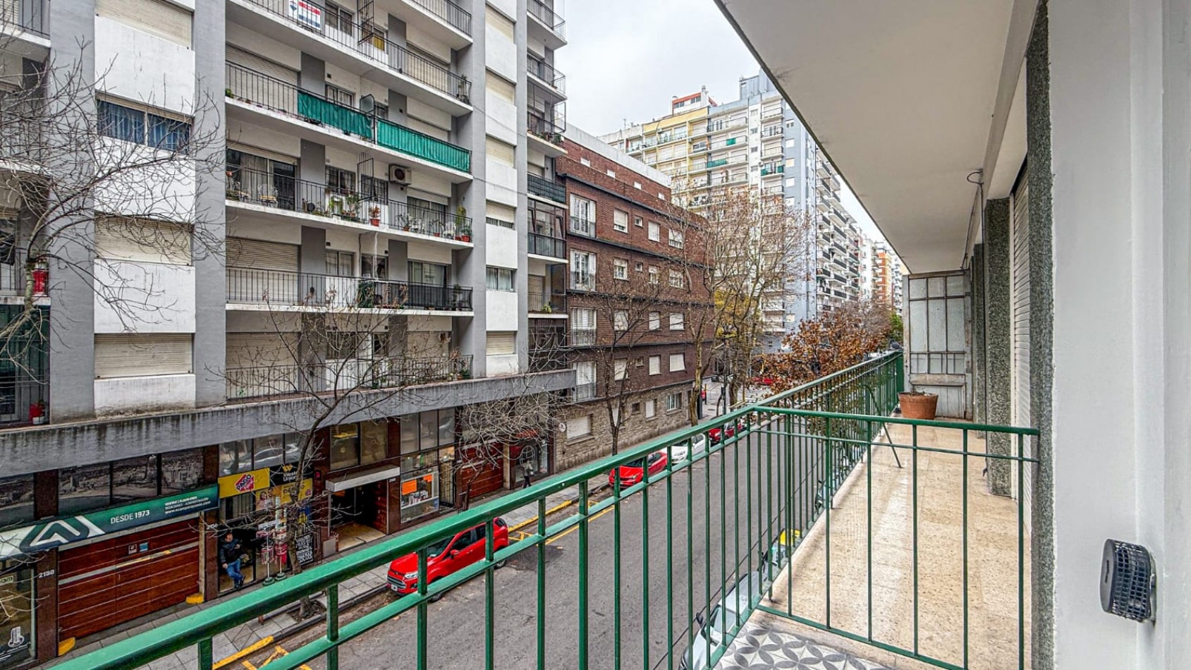 DEPARTAMENTO DE 2 AMBIENTES CON DEPENDENCIA. A LA CALLE CON BALCON.