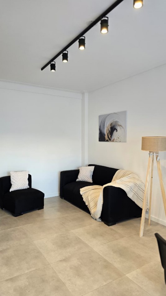 DEPARTAMENTO 2 AMBIENTES RECICLADO CON MUEBLES Y COCHERA CUBIERTA