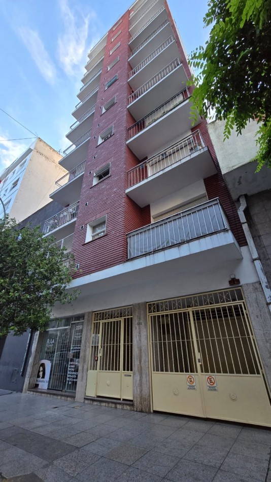 DEPARTAMENTO 2 AMBIENTES RECICLADO CON MUEBLES Y COCHERA CUBIERTA